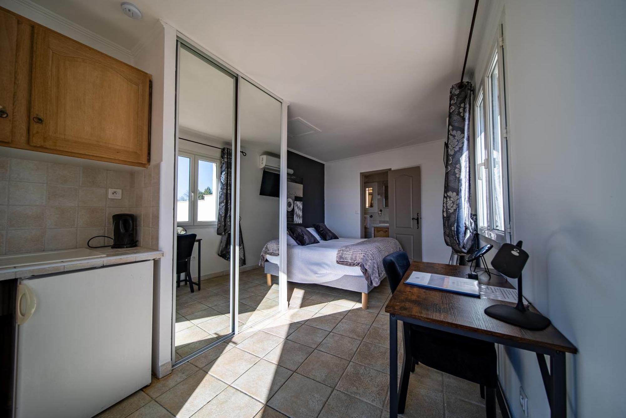 Les Loges Du Luberon Hotel